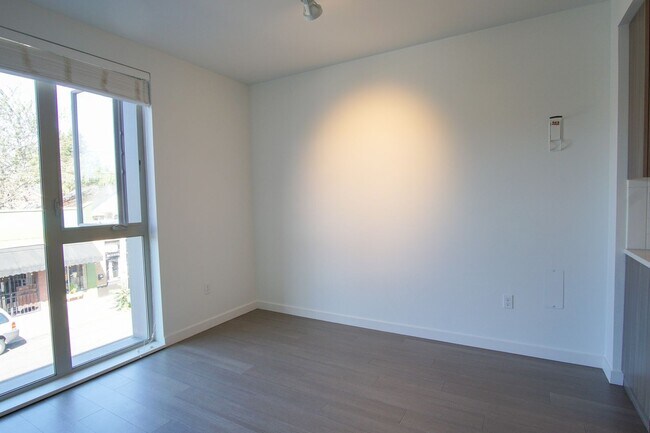 Foto del edificio - Modern & Sleek 1Bdr w/Floor-to-Ceiling Win...