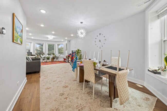 Foto del edificio - 2550 W Balmoral Ave