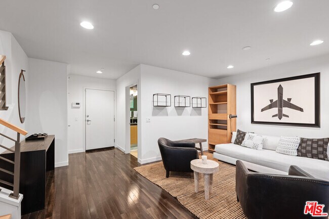 Foto del edificio - 310 Washington Blvd