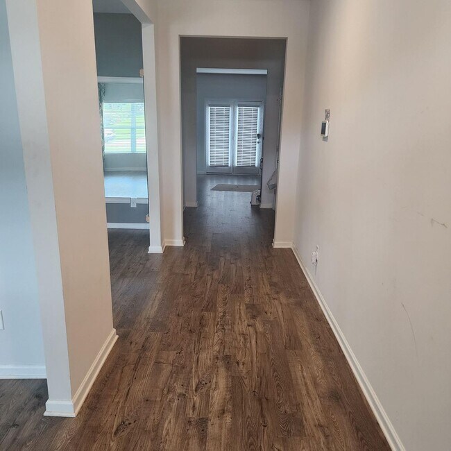 Building Photo - Beautiful 4 Bedroom 3.5 Bath Home Coming S...