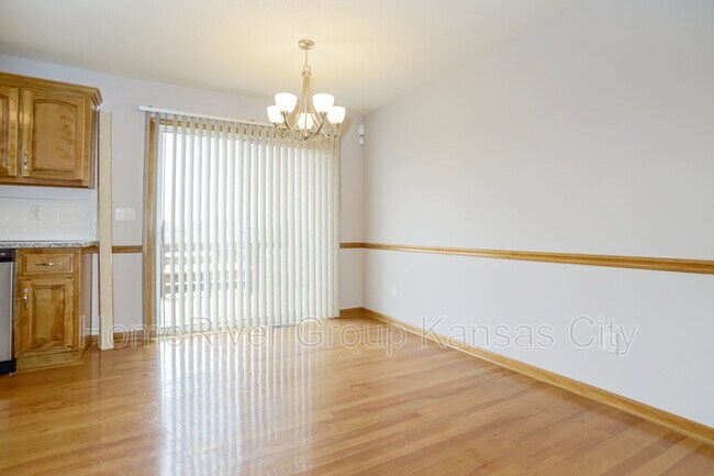 Building Photo - 713 S Sunset Ln