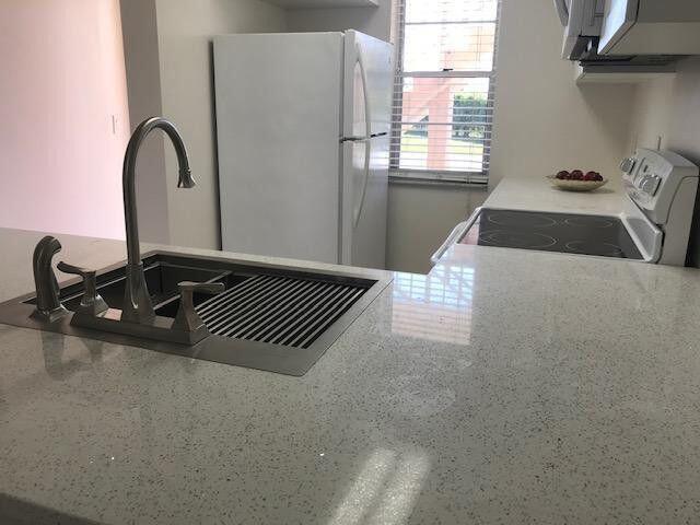 Foto del edificio - 9929 Three Lakes Cir