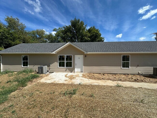 Foto del edificio - FOR LEASE- NEW BUILD LOCATED IN THE HEART ...
