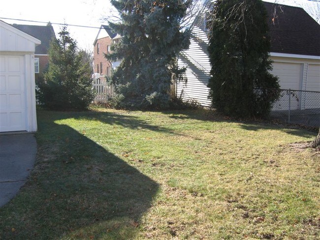 Building Photo - 3 br, 1 bath House - 1851 Country Club Dr ...