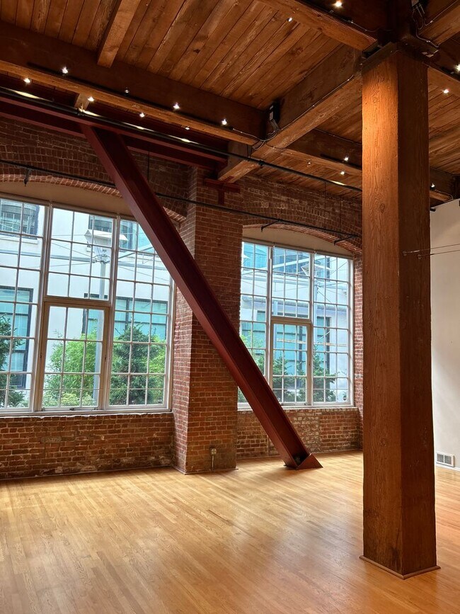 Foto del edificio - EXQUISITE BRICK & TIMBER LIVE/WORK LOFT IN...