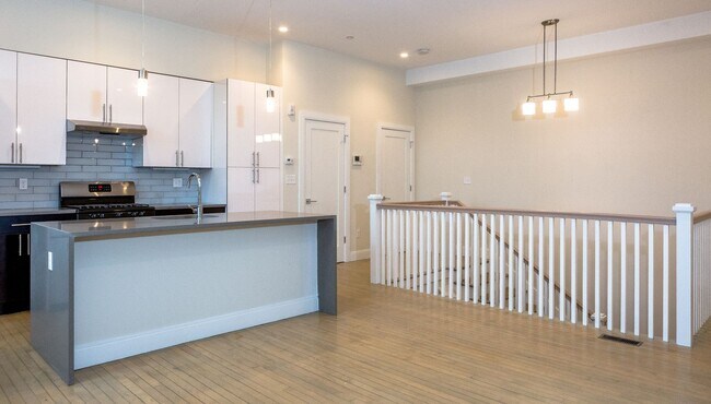 Foto del edificio - Renovated, Modern Split-Level Apartment – 2 Bed | 1.5 Bath | 1,088 Sq Ft