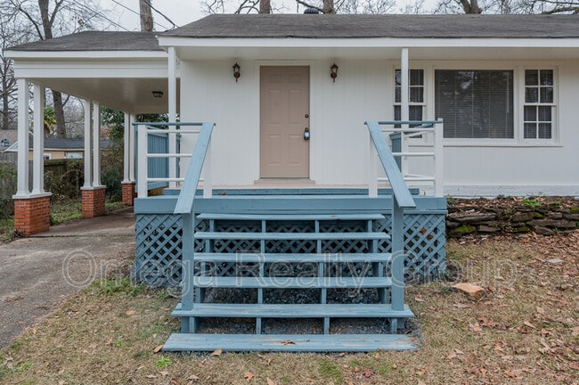 Building Photo - 2433 Woodlawn St