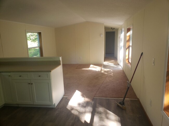 Building Photo - Newly renovated 3BR/ 1B Manufactured home