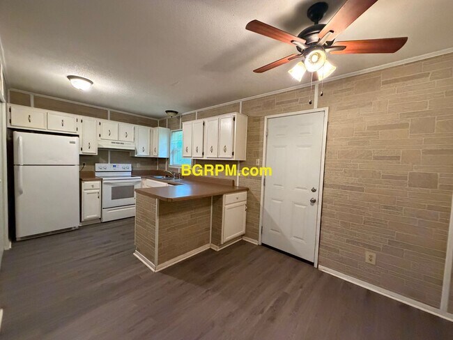 Foto del edificio - 3 BD 1.5 BA