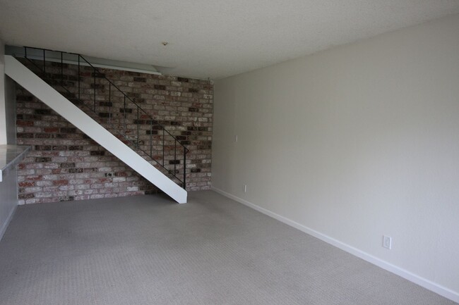 Foto del edificio - 2 Bedroom Condo on Coffey Lane