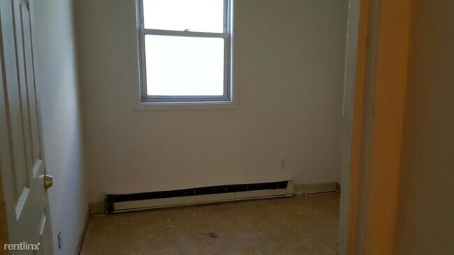 Building Photo - 3 br, 1 bath  - 5 Sutton St