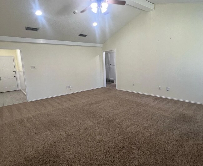 Building Photo - Charming 4 Bedroom in The Meadows