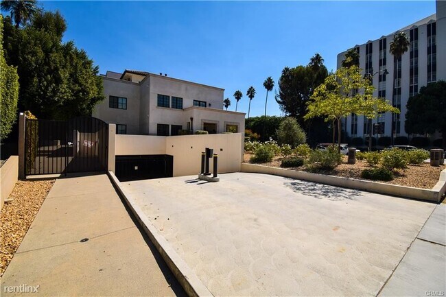 Building Photo - 4661 Wilshire Blvd