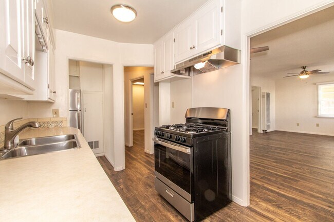 Building Photo - Charming Remodeled 2 Bedroom in the Heart ...