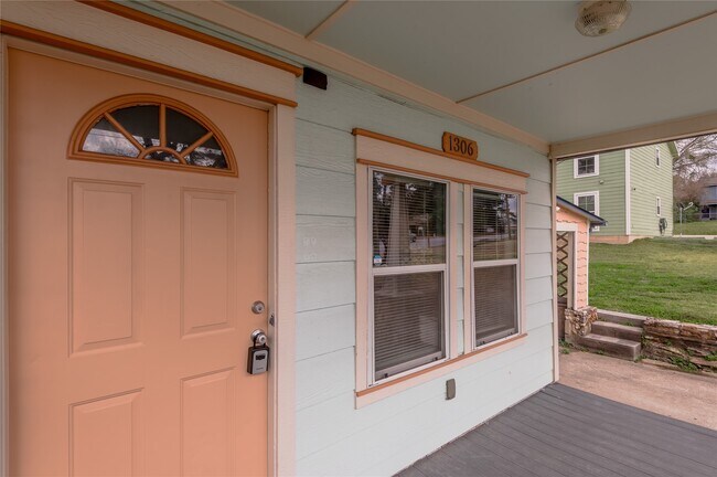 Foto del edificio - 1306 22nd St