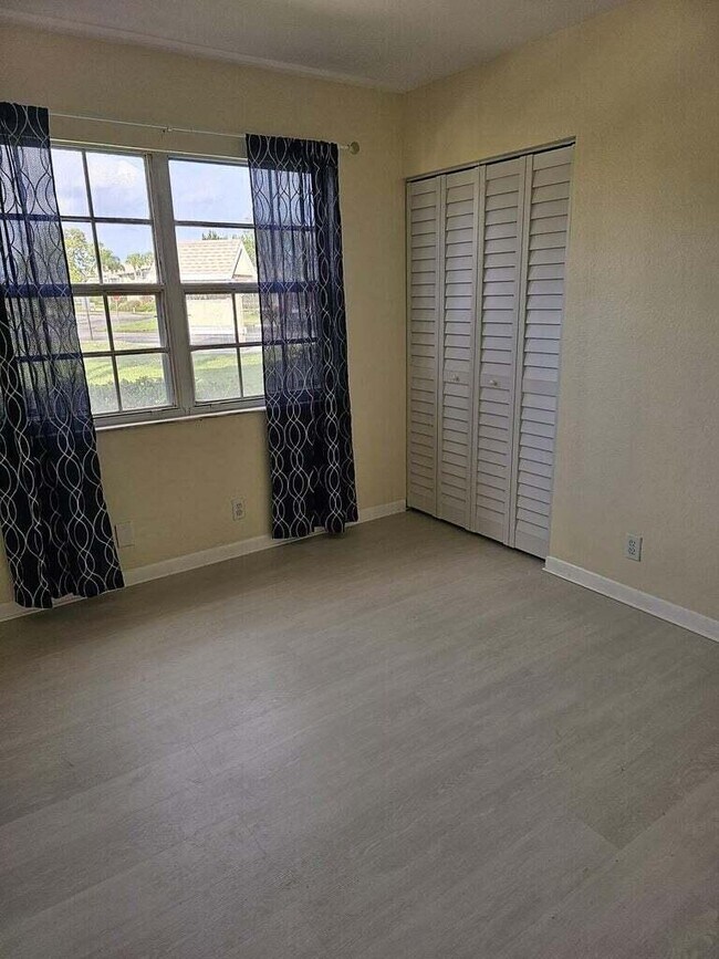 Building Photo - 1554 SE Royal Green Cir