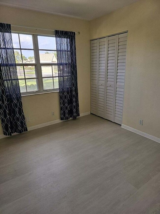 Building Photo - 1554 SE Royal Green Cir