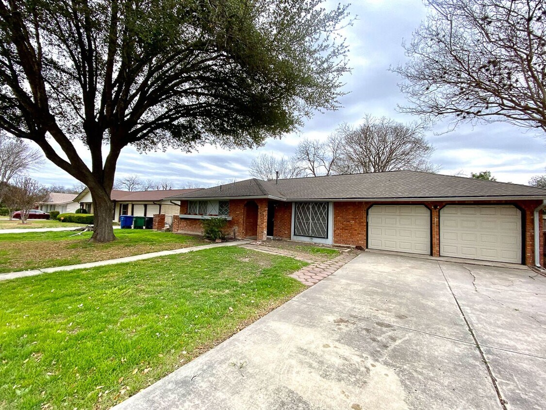 Primary Photo - Adorable home 3 bedroom 2 bath Move in Aug...