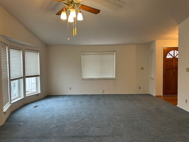 Foto del edificio - 8 Bass Ct