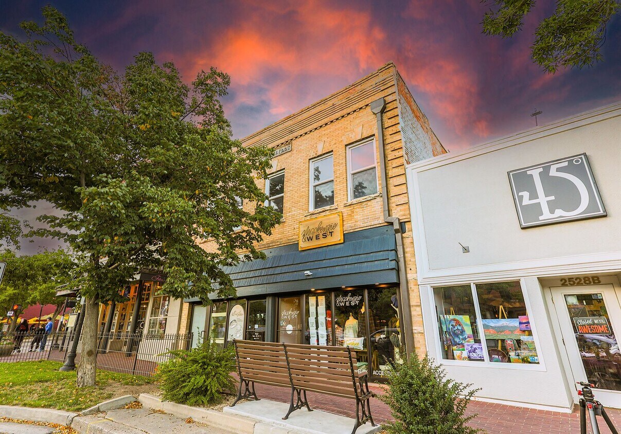 Primary Photo - Beautiful 3 Bedroom (+ a 2 car garage) Lof...