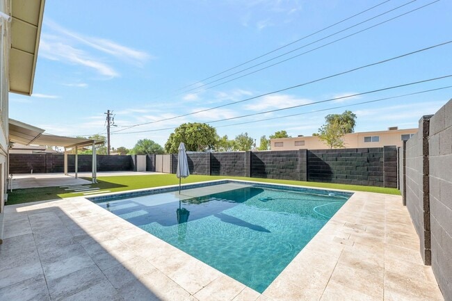 Building Photo - Amazing 6 Bed remodeled house at ASU