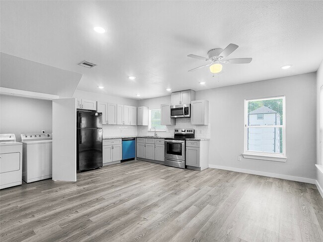 Building Photo - 8217 Crestview Dr