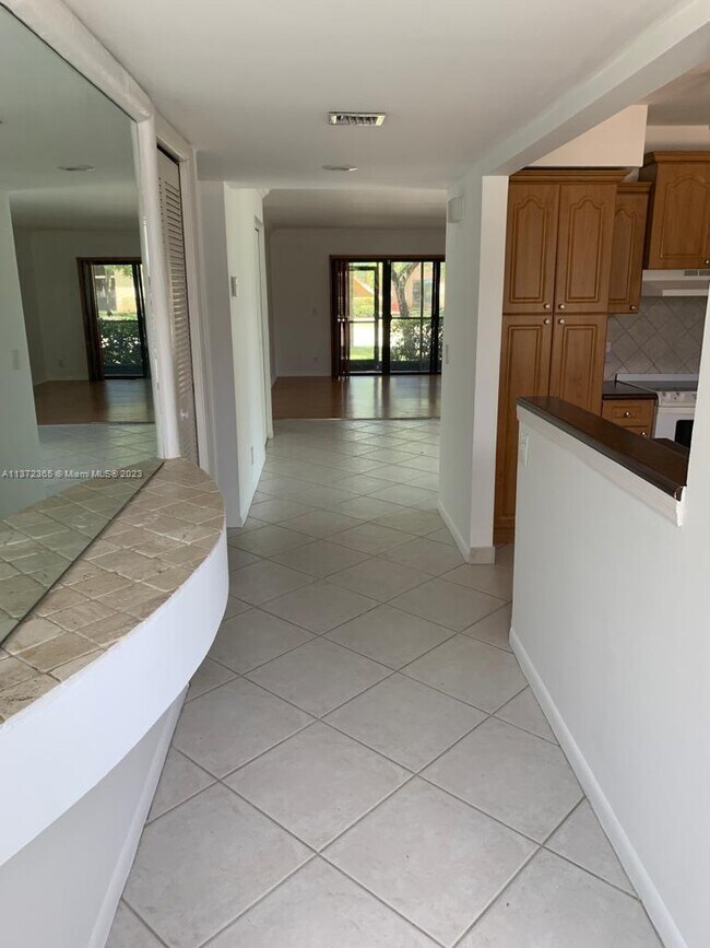 Foto del edificio - 350 Lakeview Dr