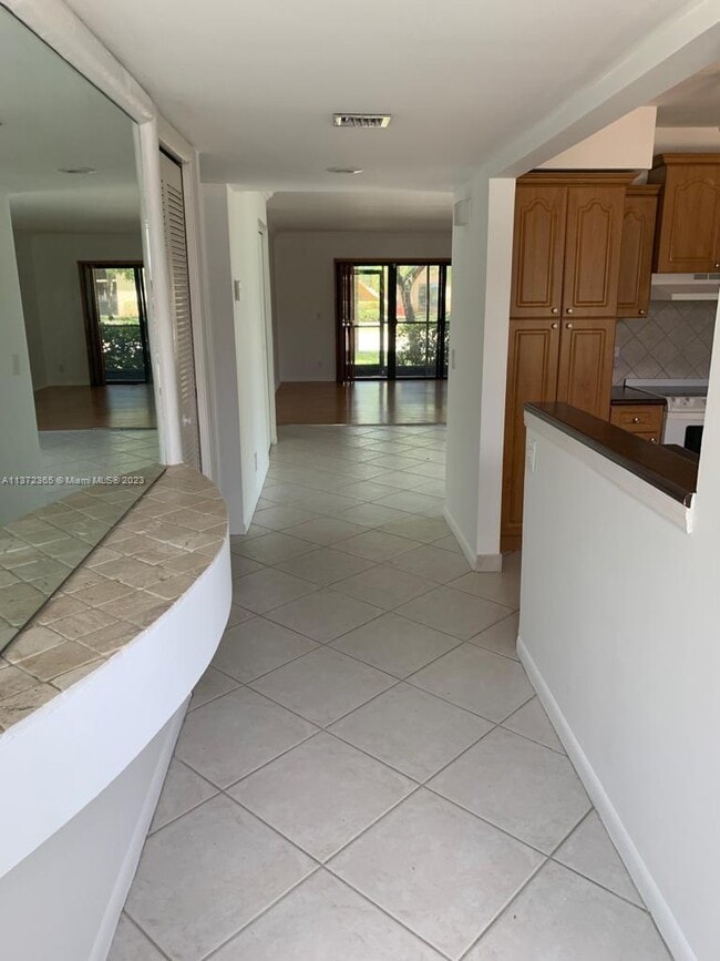 Building Photo - 350 Lakeview Dr