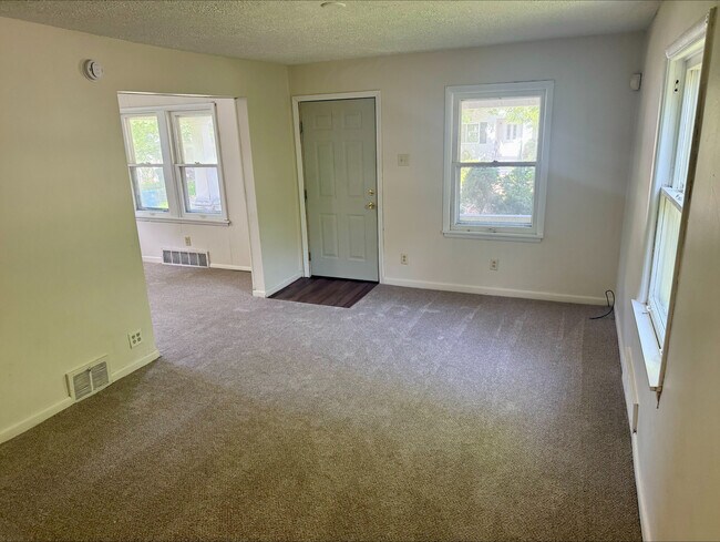 Foto del edificio - 1215 Pondview Ave