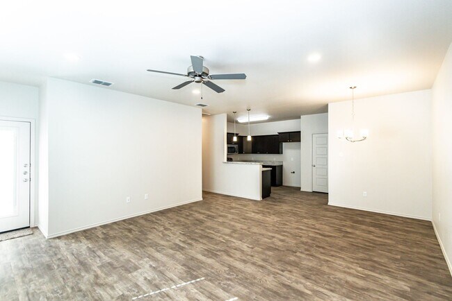 Building Photo - Beautiful 3 Bedroom 2 Bath With Open Conce...