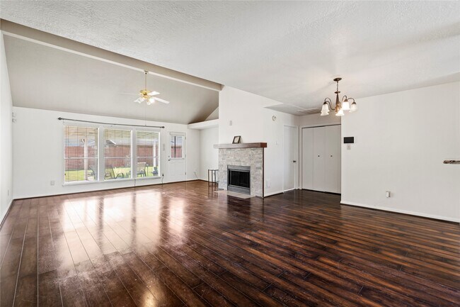 Building Photo - 806 N Willow Dr