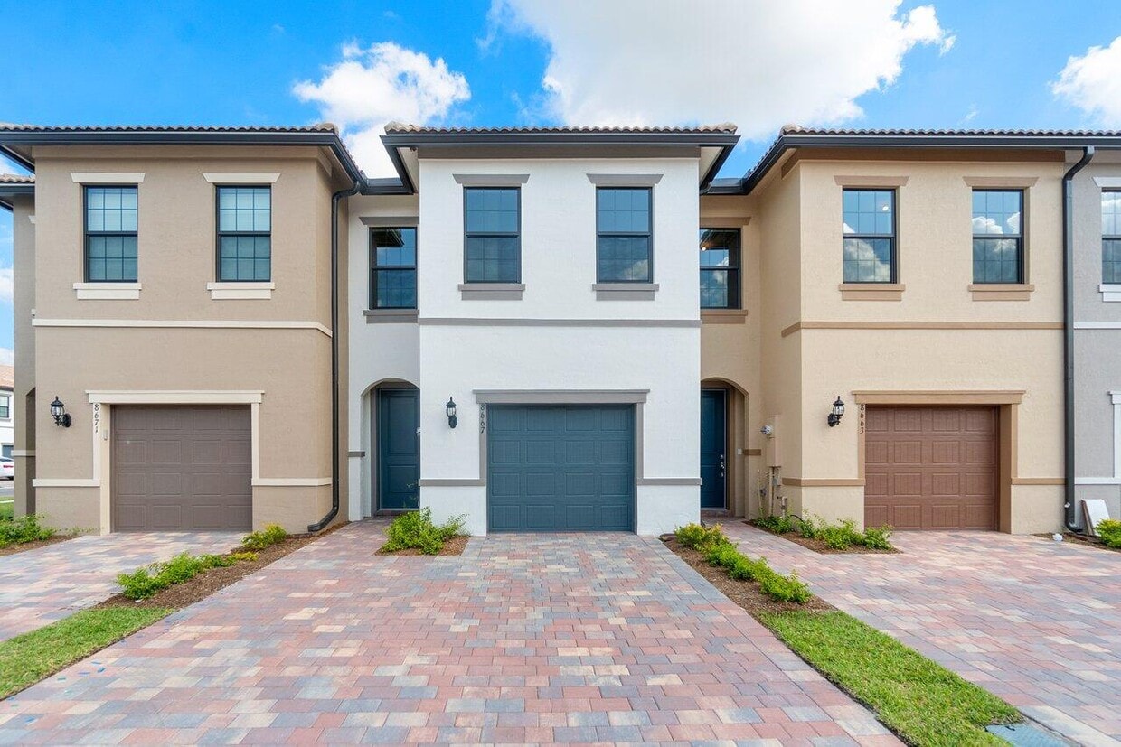 Foto principal - 8667 Escue St