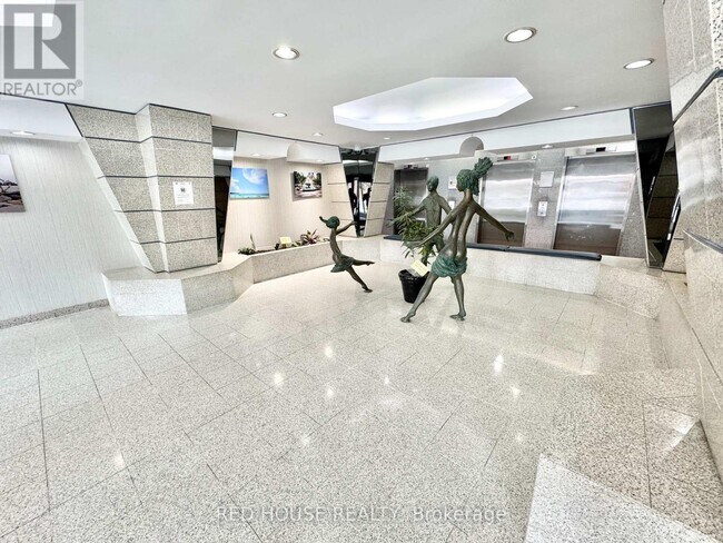 Photo du bâtiment - 2460 Eglinton Ave E