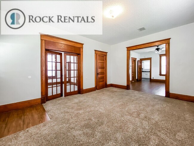 Building Photo - Large 4 Bed 2 Bath Home