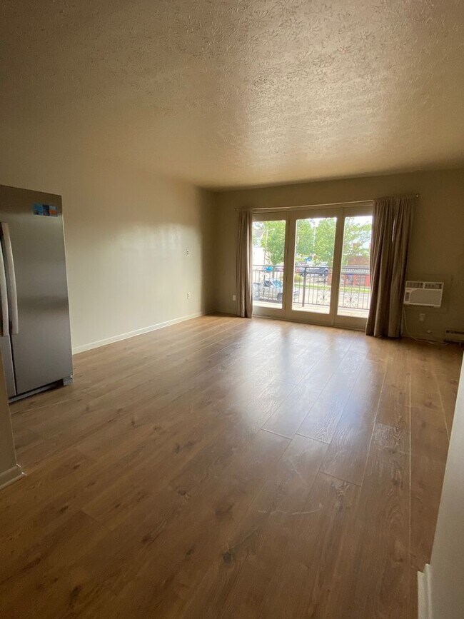 Building Photo - Large Studio Apartments DOWNTOWN! (One Blo...