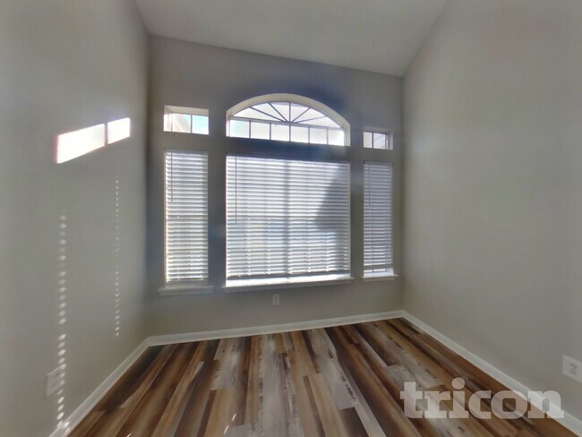 Foto del edificio - 7114 River Garden Dr