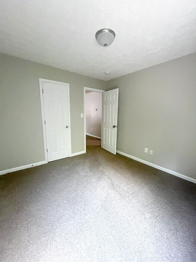 Foto del edificio - Beautiful 3-Bedroom Home with Spacious Yar...