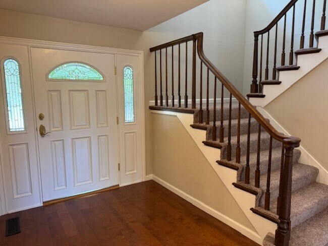 Foto del edificio - Gorgeous 2 story 5 bedroom home w/pool in ...