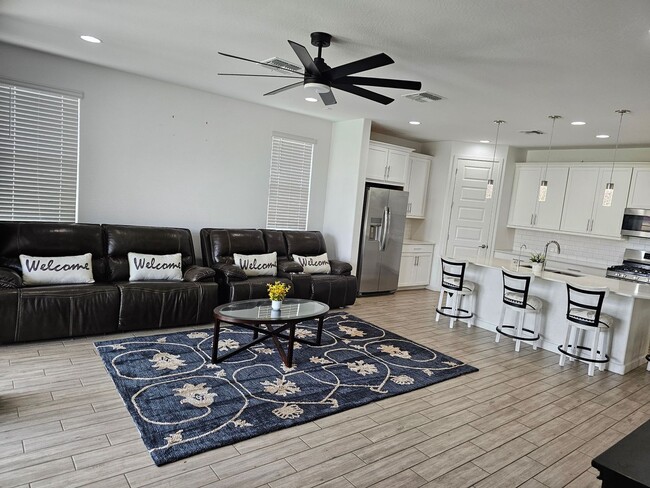Foto del edificio - Beautifully Maintained 4 Bed, 3 Full Bath ...