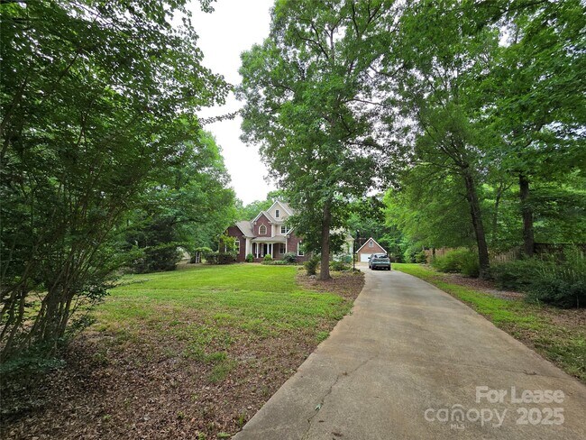 Foto del edificio - 409 Foxglove Ln