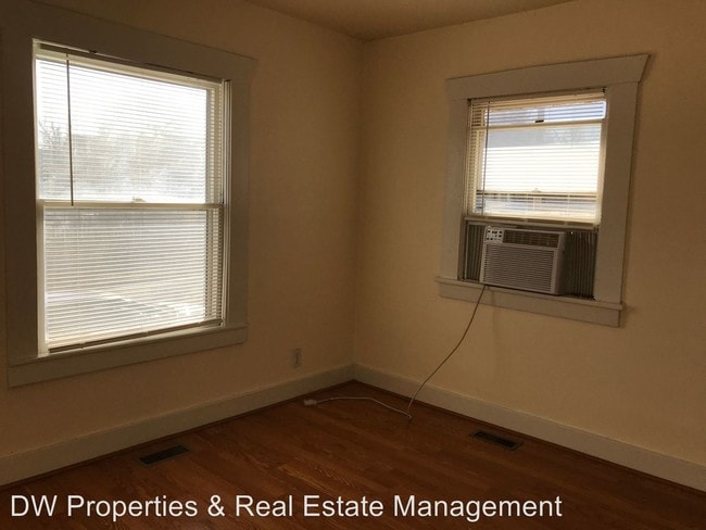 Building Photo - 304 E Elm St