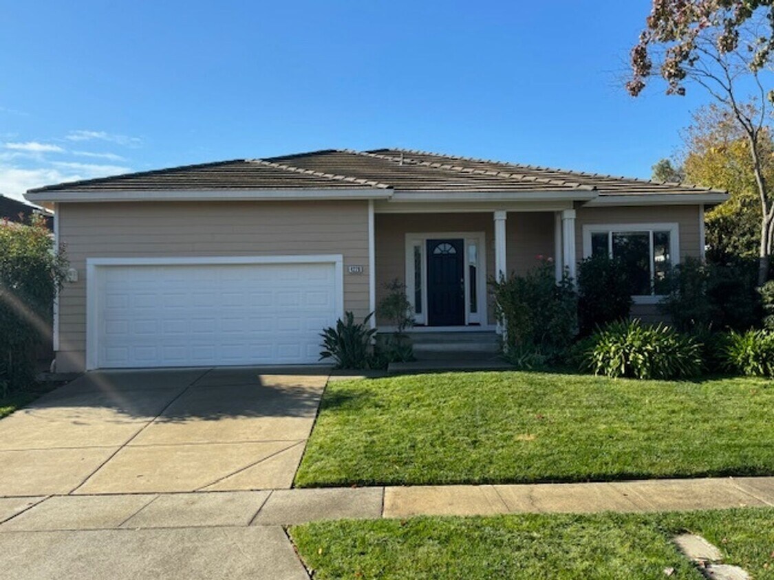 Primary Photo - Beautiful Three Bedroom North Napa Home