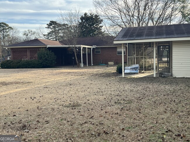 Building Photo - 126 Country Club Rd