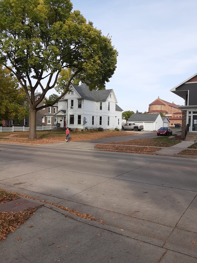 Building Photo - 511 S Cedar Ave