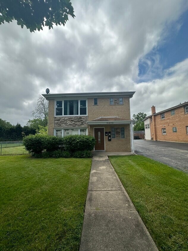 109 Central Ave Unit A, Roselle, IL 60172 Condo for Rent in Roselle, IL