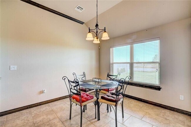 Building Photo - St James Park Home in Norman - Community Pool!  Available in April!