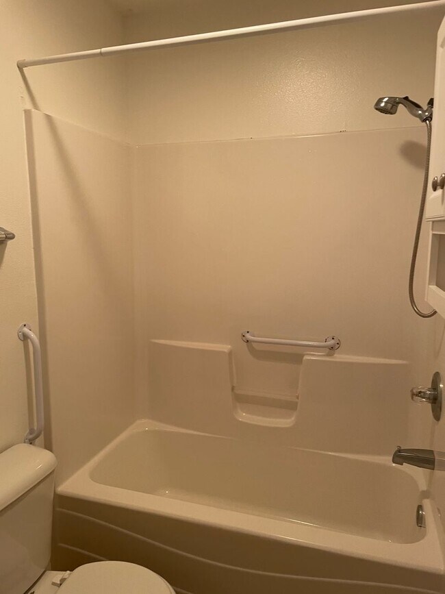 Building Photo - 1 Bed, 1 Bath Single-family home