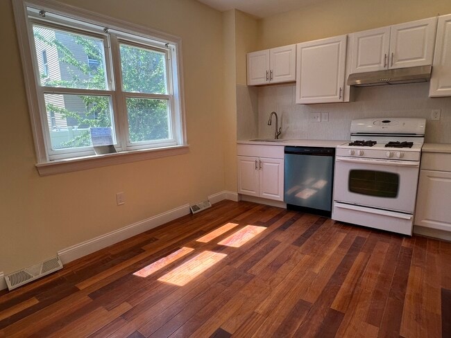 Building Photo - 24 Rossmore St