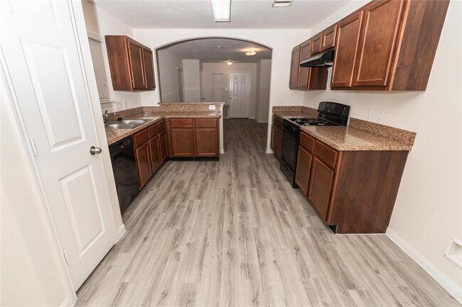 Foto del edificio - 5726 Plantation Forest Dr