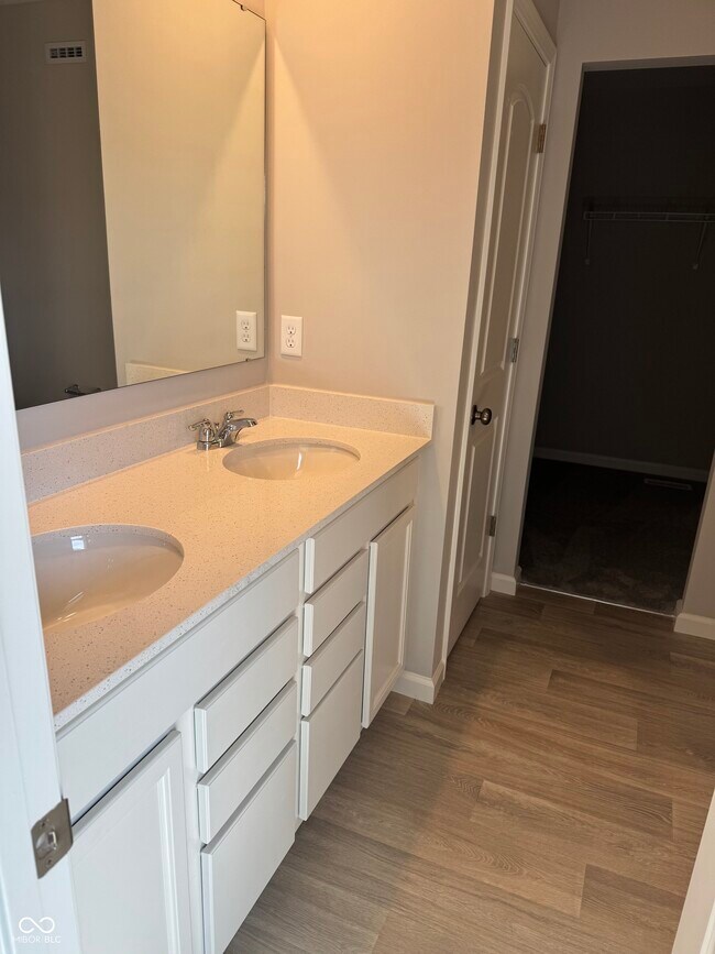 Foto del edificio - 3907 Sterling Dr